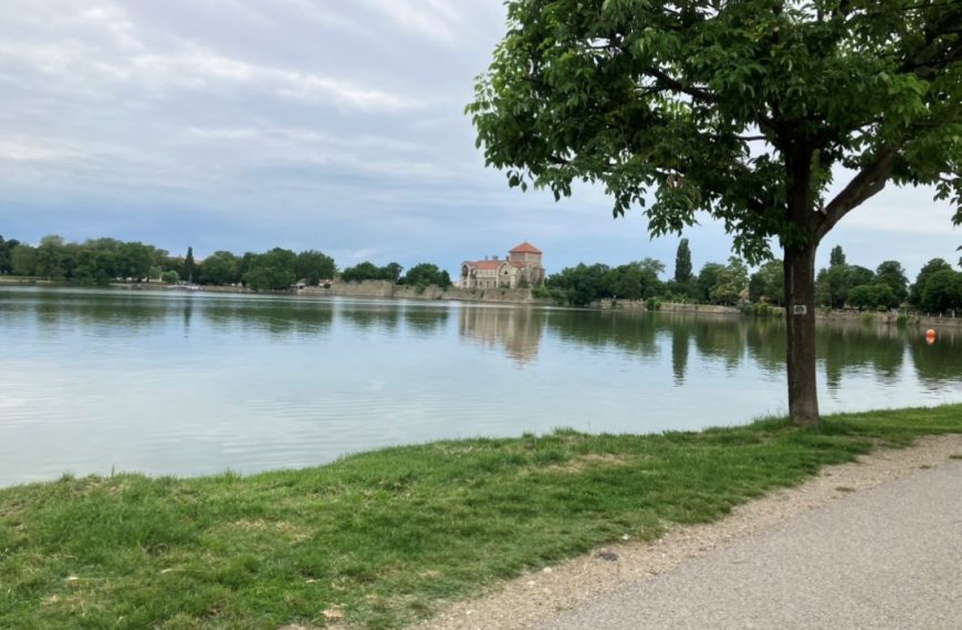Osztálykirándulás a Vizek Városában: Csodás napot töltöttünk Tatán!